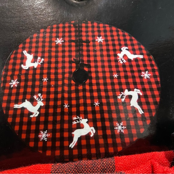 Christmas Tree Skirt with Table Throw - Picture 4 of 10